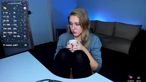 Snapshot of rose_brooks chatting on 11/17/25, 08:14 Rose but u can call me princess online show from 11/17/25, 08:14