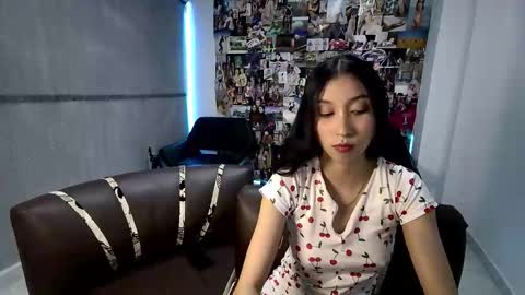 Snapshot of roseandviktor23 chatting on 10/21/25, 01:39 Rose Sins and Don Viktor online show from 10/21/25, 01:39