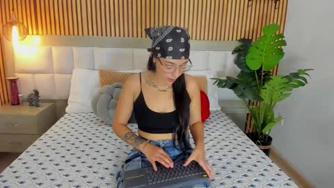 Snapshot of roseaurora chatting on 10/19/25, 01:23 roseaurora online show from 10/19/25, 01:23