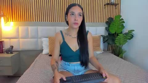 Snapshot of roseaurora chatting on 11/01/25, 12:51 roseaurora online show from 11/01/25, 12:51