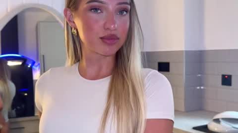 Snapshot of rosebella_ chatting on 07/15/26, 07:13 Bella online show from 07/15/26, 07:13
