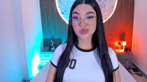 Snapshot of rosecassie chatting on 06/17/26, 01:56 Rose online show from 06/17/26, 01:56