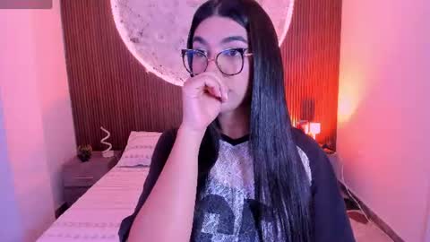 Snapshot of rosecassie chatting on 06/19/26, 01:48 Rose online show from 06/19/26, 01:48