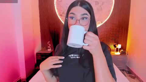 Snapshot of rosecassie chatting on 07/17/26, 01:18 Rose online show from 07/17/26, 01:18
