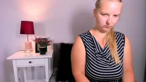 Snapshot of rosehypnotic chatting on 07/20/26, 10:39 Rose online show from 07/20/26, 10:39