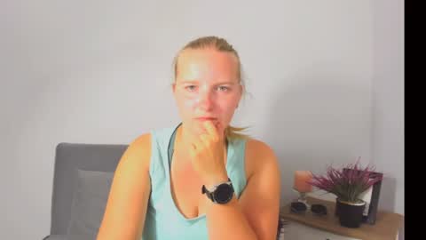 Snapshot of rosehypnotic chatting on 07/24/26, 05:44 Rose online show from 07/24/26, 05:44