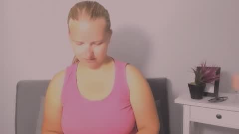Snapshot of rosehypnotic chatting on 07/27/26, 06:42 Rose online show from 07/27/26, 06:42