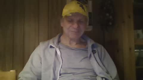 Snapshot of roses2u1958 chatting on 12/17/24, 06:02 roses2u1958 online show from 12/17/24, 06:02