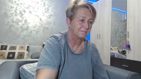 Snapshot of roses_and_lillies chatting on 12/18/24, 06:03 Lovepinklilly online show from 12/18/24, 06:03
