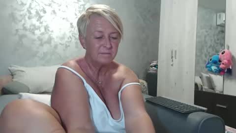 Snapshot of roses_and_lillies chatting on 09/14/25, 05:01 Lovepinklilly online show from 09/14/25, 05:01