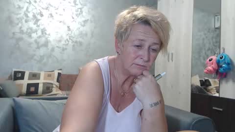 Snapshot of roses_and_lillies chatting on 10/17/25, 04:20 Lovepinklilly online show from 10/17/25, 04:20