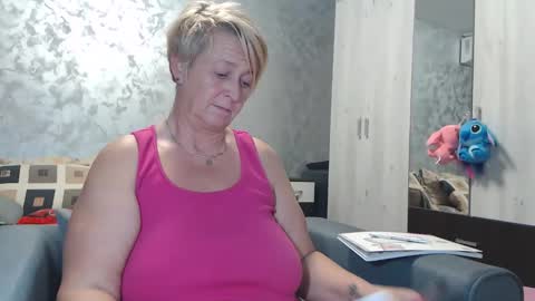 Snapshot of roses_and_lillies chatting on 10/22/25, 04:51 Lovepinklilly online show from 10/22/25, 04:51