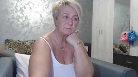 Snapshot of roses_and_lillies chatting on 10/27/25, 06:01 Lovepinklilly online show from 10/27/25, 06:01