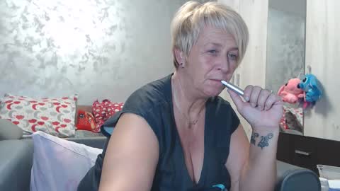 Snapshot of roses_and_lillies chatting on 10/28/25, 05:04 Lovepinklilly online show from 10/28/25, 05:04