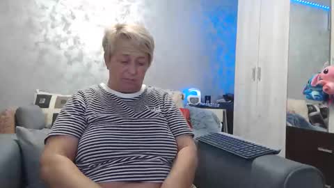 Snapshot of roses_and_lillies chatting on 11/12/25, 06:08 Lovepinklilly online show from 11/12/25, 06:08