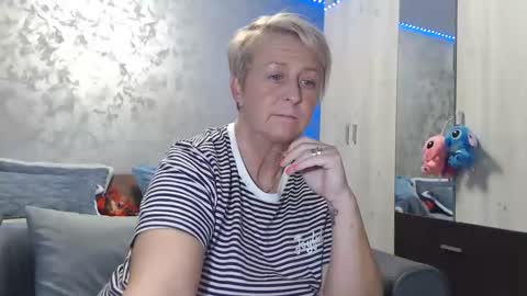 Snapshot of roses_and_lillies chatting on 11/20/25, 06:18 Lovepinklilly online show from 11/20/25, 06:18