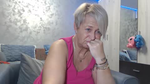 Snapshot of roses_and_lillies chatting on 11/30/25, 06:01 Lovepinklilly online show from 11/30/25, 06:01