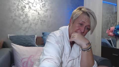 Snapshot of roses_and_lillies chatting on 12/05/25, 05:20 Lovepinklilly online show from 12/05/25, 05:20