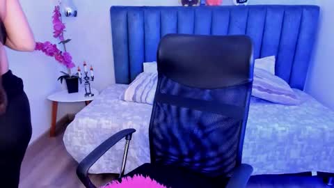 Snapshot of rosetaylorla chatting on 10/16/25, 01:45 Rose Taylor online show from 10/16/25, 01:45