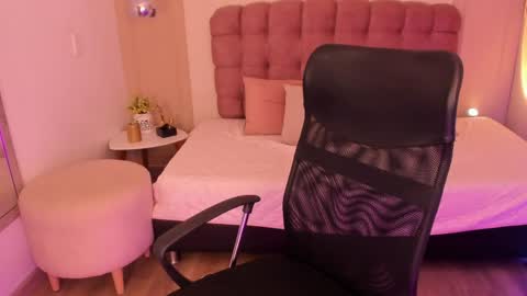 Snapshot of rosetaylorla chatting on 05/28/26, 12:35 Rose Taylor online show from 05/28/26, 12:35