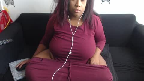 Snapshot of rosexmary chatting on 11/19/25, 09:26 LAURA online show from 11/19/25, 09:26