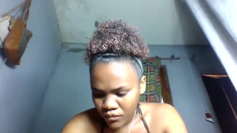 Snapshot of rosia22 chatting on 10/02/25, 03:24 rosia22 online show from 10/02/25, 03:24