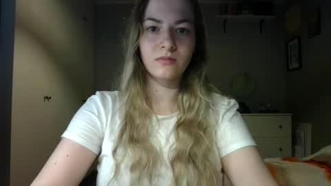 Snapshot of rosie_june chatting on 10/30/25, 08:16 Rosie online show from 10/30/25, 08:16