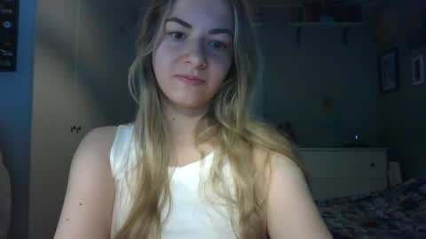 Snapshot of rosie_june chatting on 03/24/26, 08:41 Rosie online show from 03/24/26, 08:41