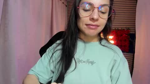 Snapshot of rosse_25 chatting on 11/18/25, 06:01 Would you like to help me with supplementation and sports suits so I can compete in powerlifting online show from 11/18/25, 06:01