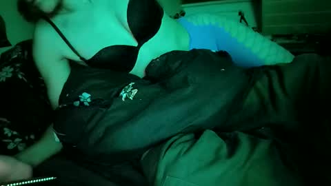 Snapshot of rouliette chatting on 11/25/25, 02:33 rouliette online show from 11/25/25, 02:33