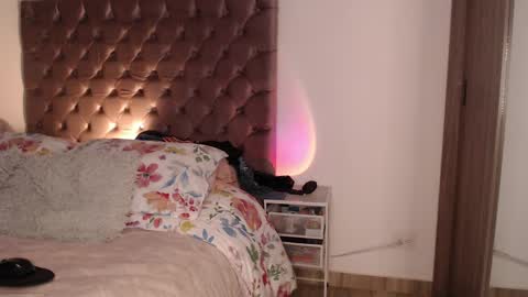Rouss marie henao  online show from 04/24/26, 11:56