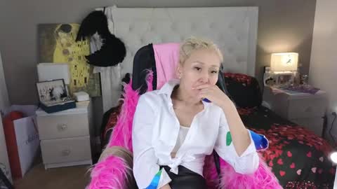 Snapshot of roxalanastar chatting on 05/12/26, 08:22 Roxalana online show from 05/12/26, 08:22