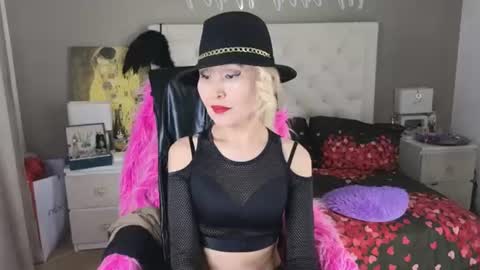 Snapshot of roxalanastar chatting on 06/11/26, 09:40 Roxalana online show from 06/11/26, 09:40