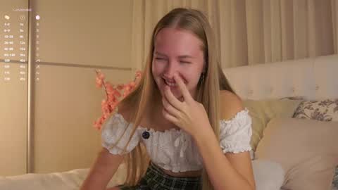 Snapshot of roxanelan chatting on 09/18/25, 01:24 Anna Lokiss online show from 09/18/25, 01:24