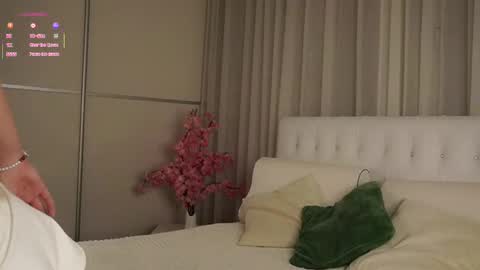 Snapshot of roxanelan chatting on 10/30/25, 12:28 Anna Lokiss online show from 10/30/25, 12:28