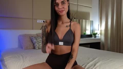 Snapshot of roxanelan chatting on 12/20/25, 04:19 Anna Lokiss online show from 12/20/25, 04:19