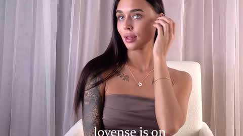 Snapshot of roxanelan chatting on 01/07/26, 03:31 Anna Lokiss online show from 01/07/26, 03:31