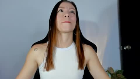 Snapshot of roxanne_jones1 chatting on 04/04/26, 07:44 roxanne online show from 04/04/26, 07:44