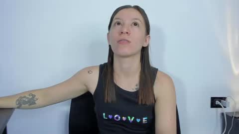 Snapshot of roxanne_jones1 chatting on 06/12/26, 06:51 roxanne online show from 06/12/26, 06:51