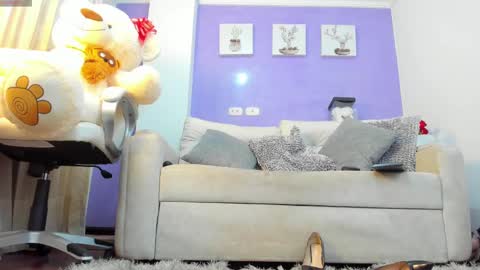 Snapshot of roxanneevans_ chatting on 09/17/25, 01:02 Roxanne evans Schedule 700 -1400GTM-5 online show from 09/17/25, 01:02