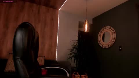 Roxanne Hill  online show from 12/03/25, 11:30