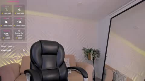 Snapshot of roxannehill_ chatting on 05/31/26, 12:23 Roxanne Hill online show from 05/31/26, 12:23