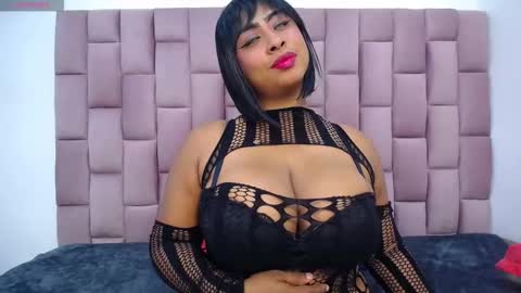 Snapshot of roxannehott chatting on 10/25/25, 08:25 ross brown online show from 10/25/25, 08:25