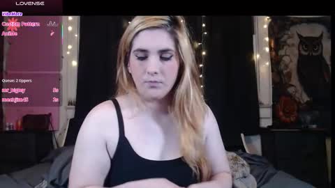 Snapshot of roxanneroulette chatting on 10/31/25, 01:17 Silver online show from 10/31/25, 01:17