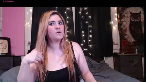 Snapshot of roxanneroulette chatting on 11/08/25, 01:28 Silver online show from 11/08/25, 01:28