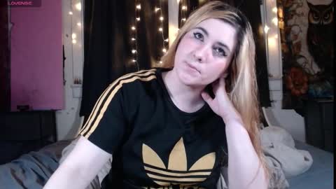 Snapshot of roxanneroulette chatting on 11/14/25, 02:21 Silver online show from 11/14/25, 02:21