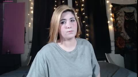 Snapshot of roxanneroulette chatting on 11/17/25, 04:18 Silver online show from 11/17/25, 04:18