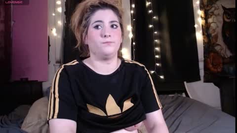 Snapshot of roxanneroulette chatting on 11/19/25, 02:22 Silver online show from 11/19/25, 02:22