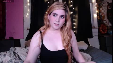 Snapshot of roxanneroulette chatting on 11/25/25, 01:38 Silver online show from 11/25/25, 01:38