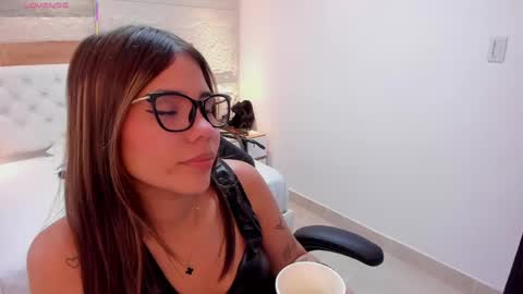 Snapshot of roxi_moon1 chatting on 05/14/26, 07:31 R O X Y online show from 05/14/26, 07:31